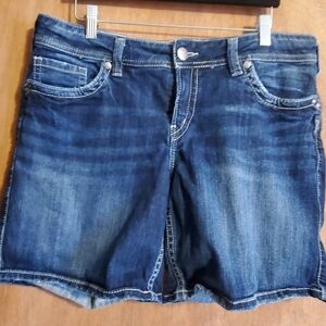 SilverJeans Co. Suki Sz16. Mid Short Dark Wash
